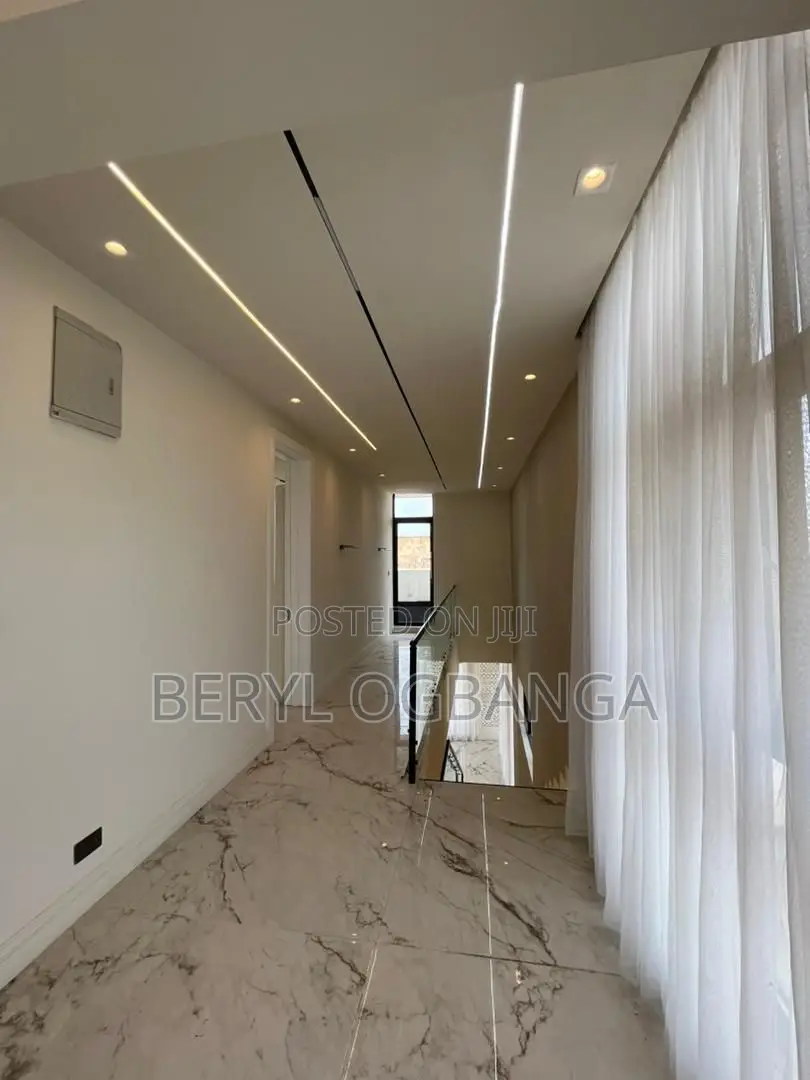5bdrm Duplex in Lekki Phase 1 for sale in Lekki Phase 1