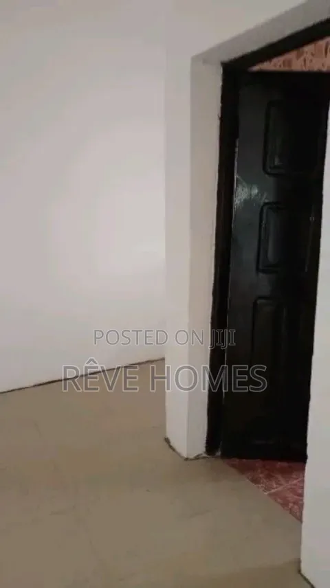 3bdrm Block of Flats in Soluyi for rent in Soluyi