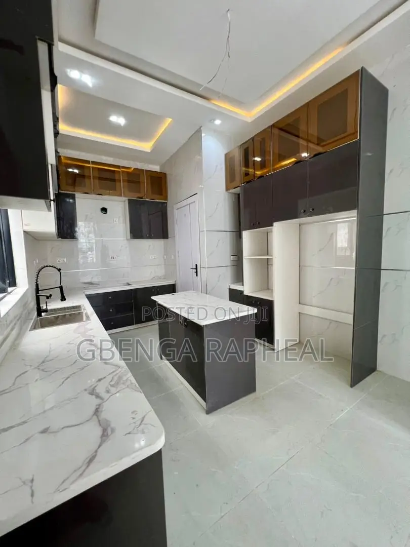 5bdrm Duplex in Chevron Lekki, Lagos State for sale in Lagos State