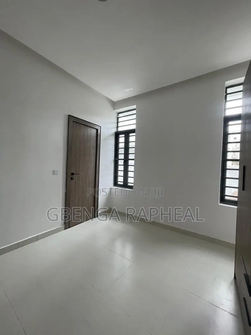 3bdrm Block of Flats in Osapa London, Lekki for sale in Lekki