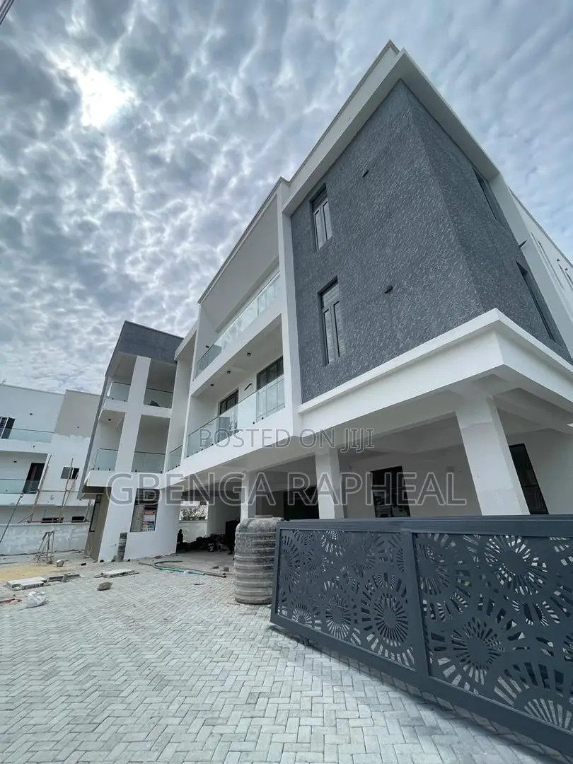 3bdrm Block of Flats in Osapa London, Lekki for sale in Lekki