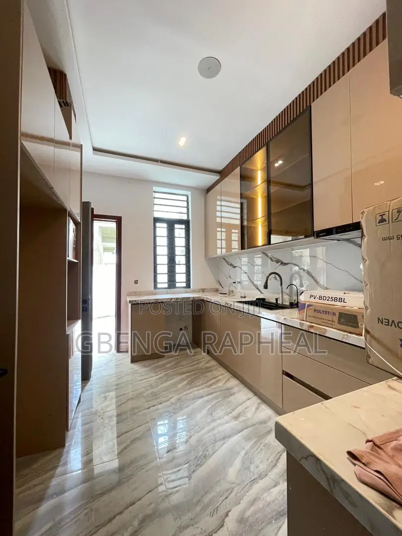 3bdrm Block of Flats in Osapa London, Lekki for sale in Lekki