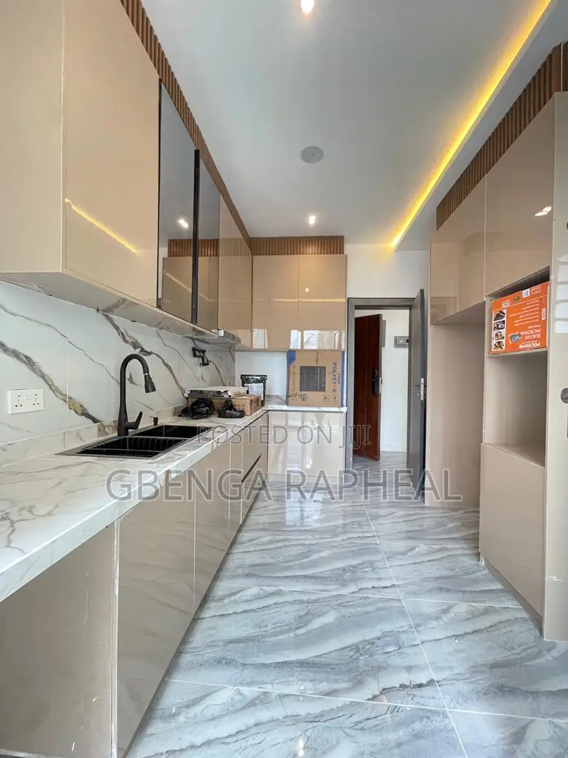 3bdrm Block of Flats in Osapa London, Lekki for sale in Lekki