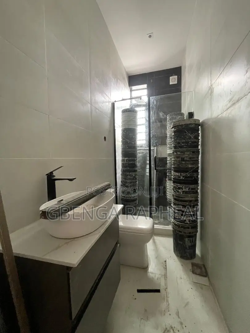 3bdrm Block of Flats in Osapa London, Lekki for sale in Lekki