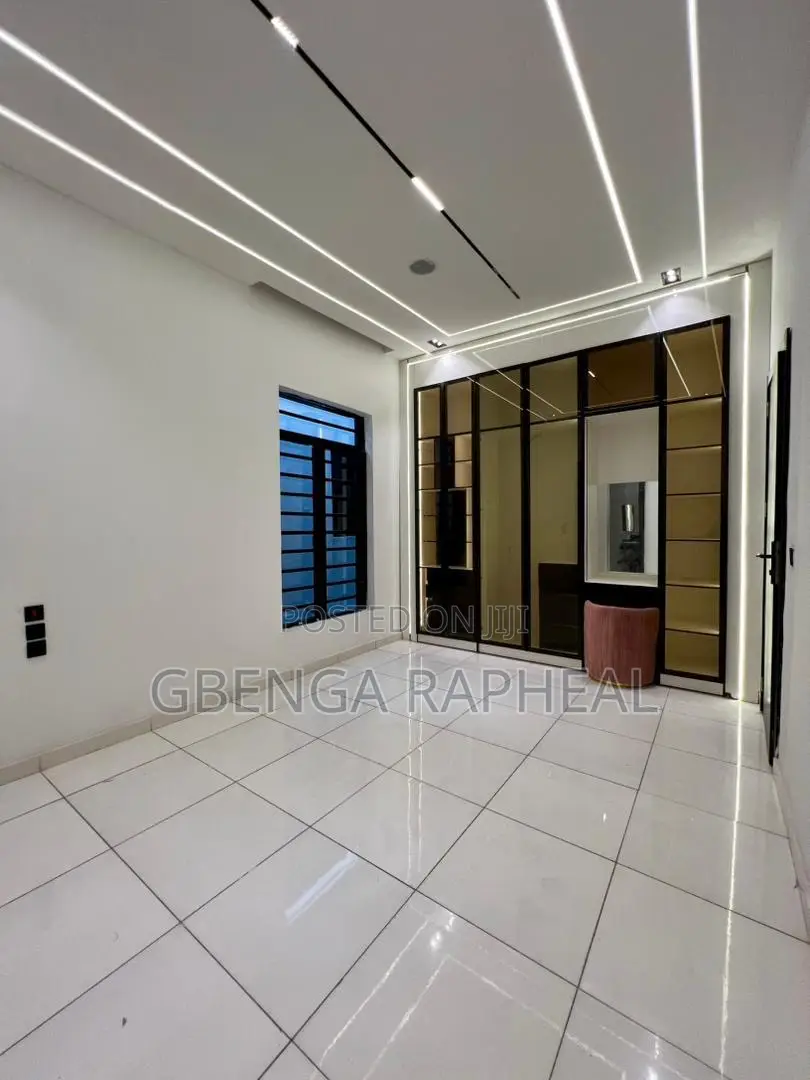 5bdrm House in Vgc Lekki for sale in Lekki