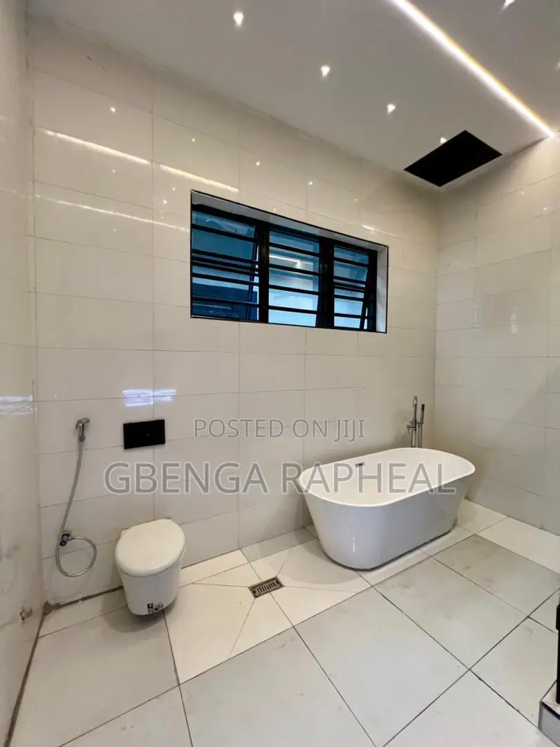 5bdrm House in Vgc Lekki for sale in Lekki