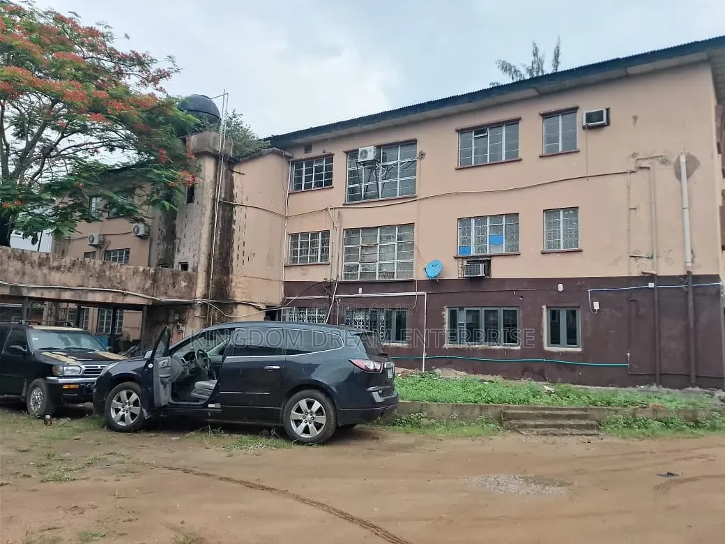 Massively Built Block of 5 Flats on 2460sqm Facing Express Surulere in Ojuelegba
