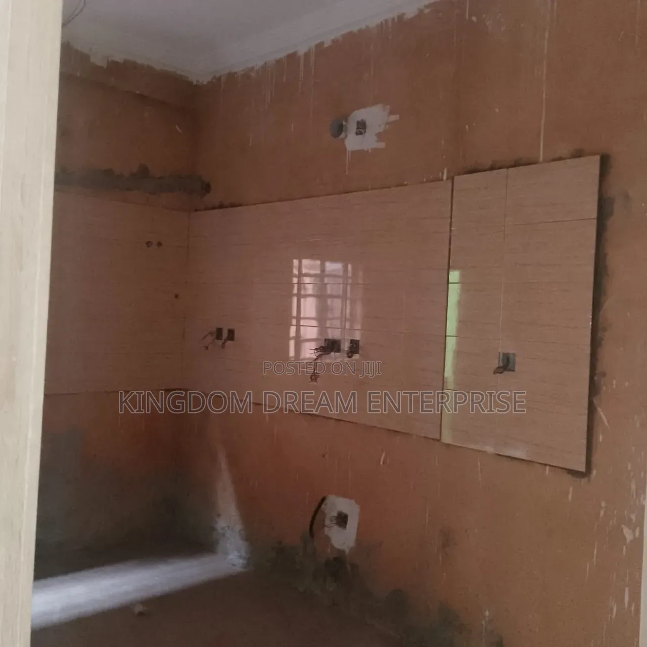 Massively Built Block of 5 Flats on 2460sqm Facing Express Surulere in Ojuelegba