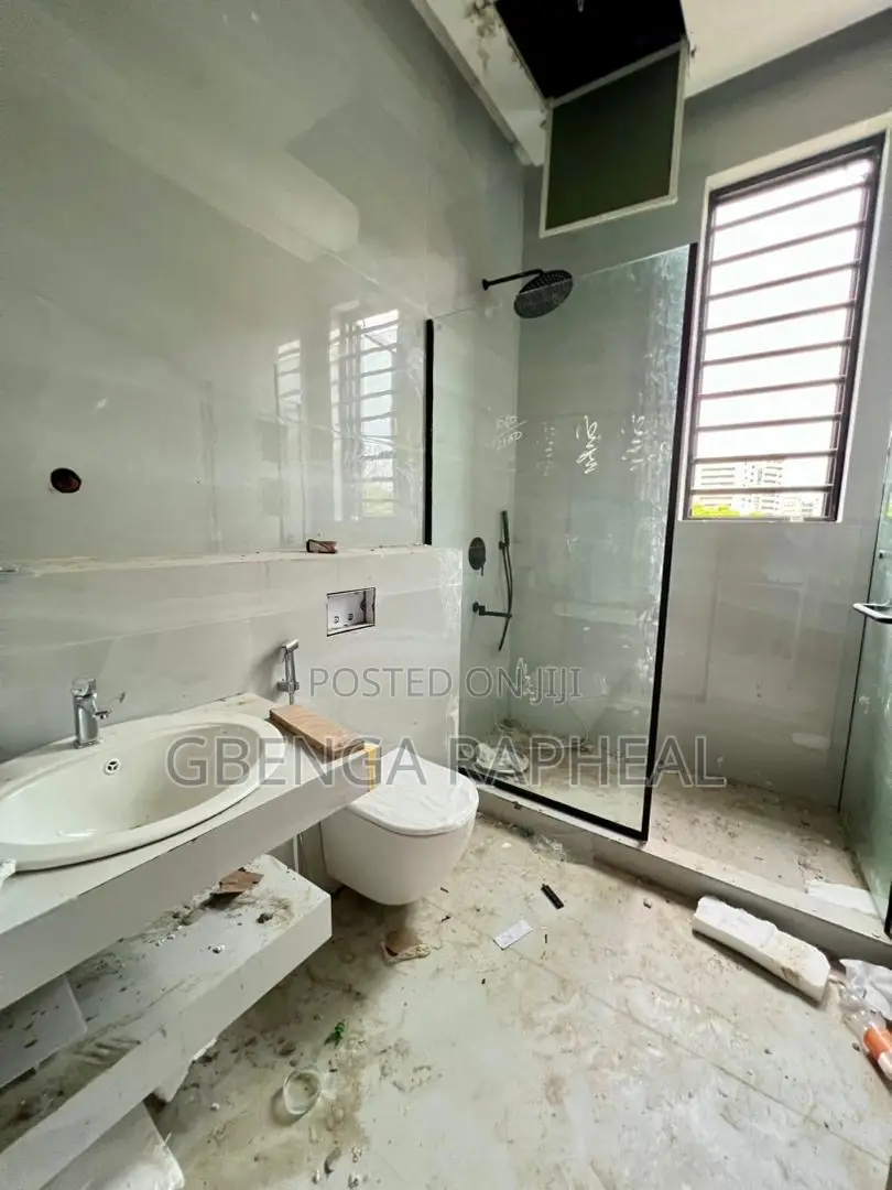 6bdrm House in Vi, Lagos State for sale in Lagos State