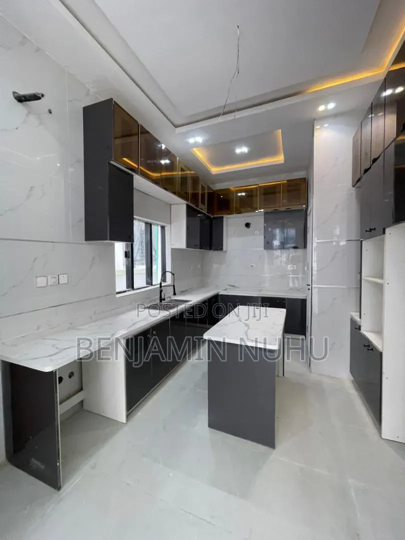 4bdrm Duplex in Chevron for sale in Chevron