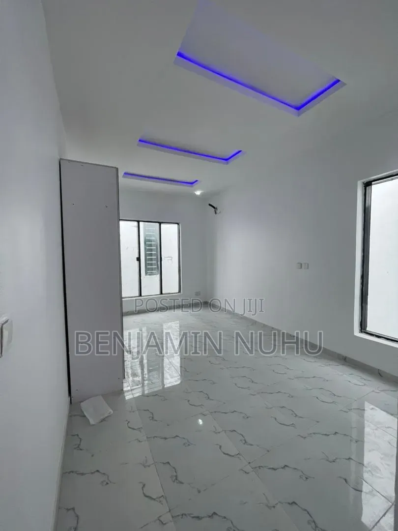 4bdrm Duplex in Chevron for sale in Chevron