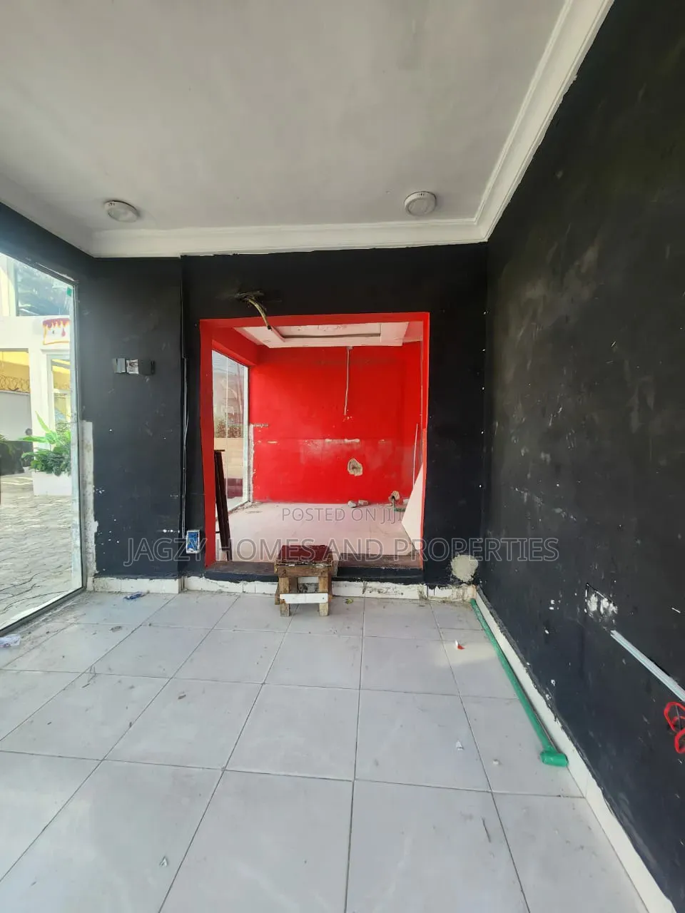Perfect Shop Space in Lekki Phase 1 in Lekki Phase 1
