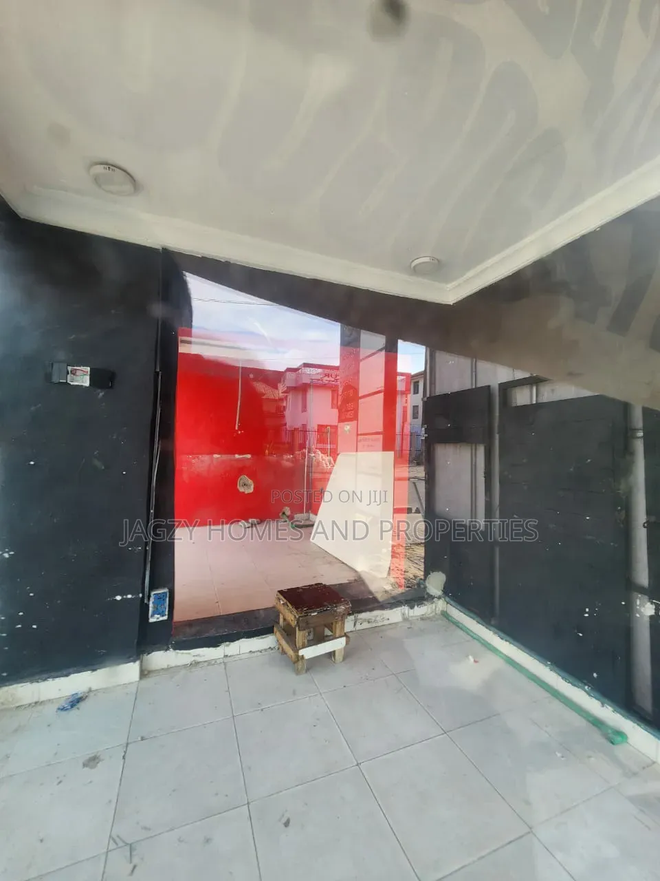 Perfect Shop Space in Lekki Phase 1 in Lekki Phase 1