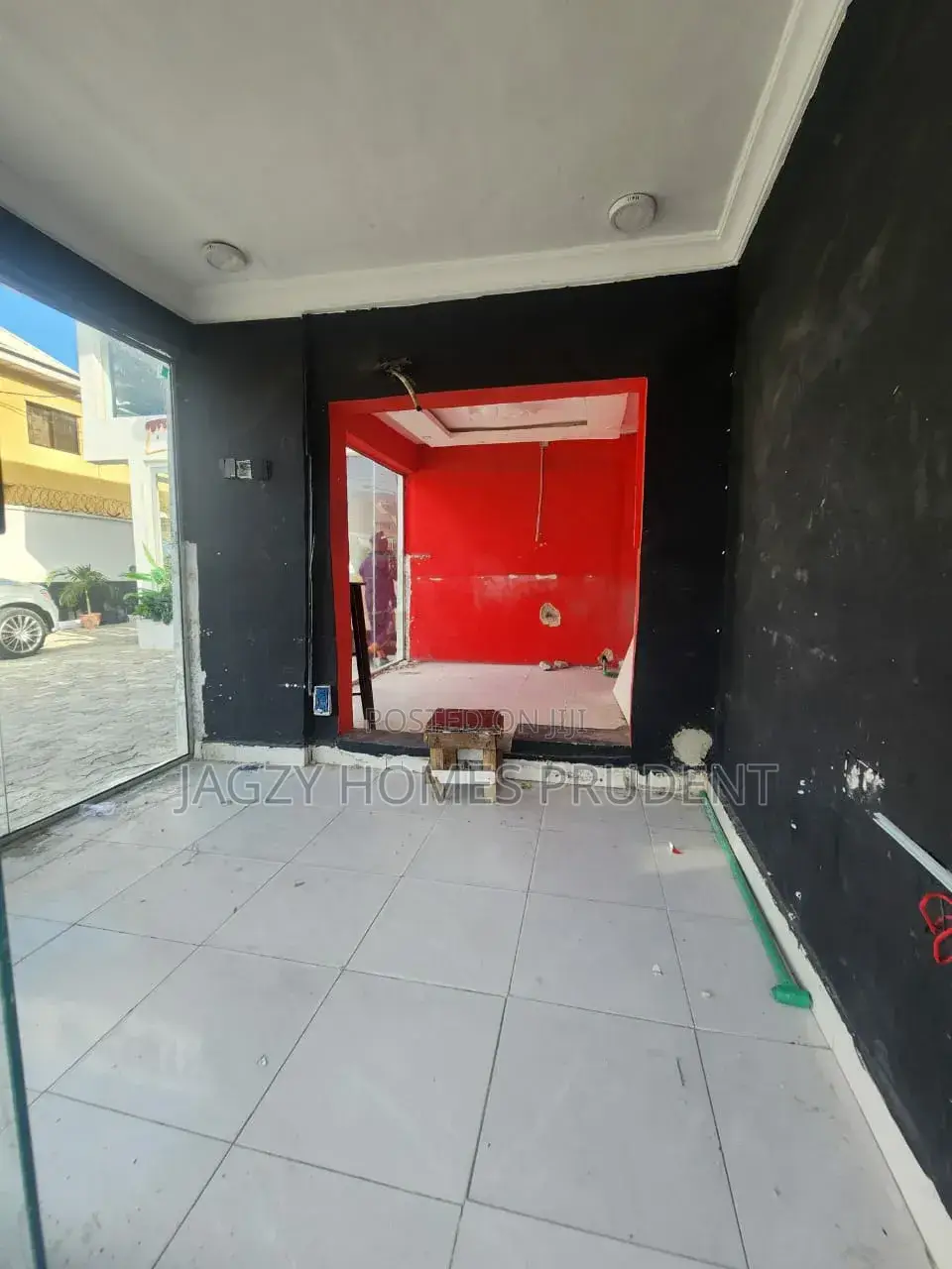 Perfect Shop Space in Lekki Phase 1 in Lekki Phase 1