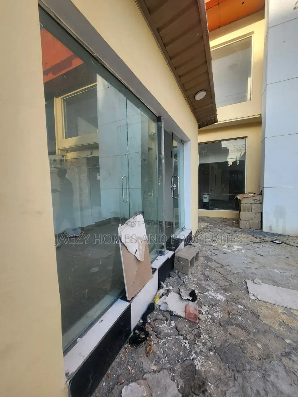 Shop Available for Rent in Lekki Phase 1 in Lekki Phase 1