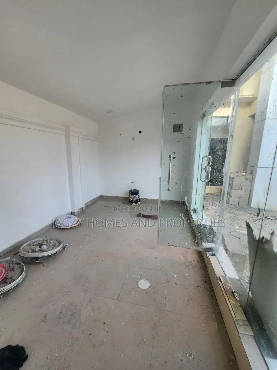 Shop Available for Rent in Lekki Phase 1 in Lekki Phase 1