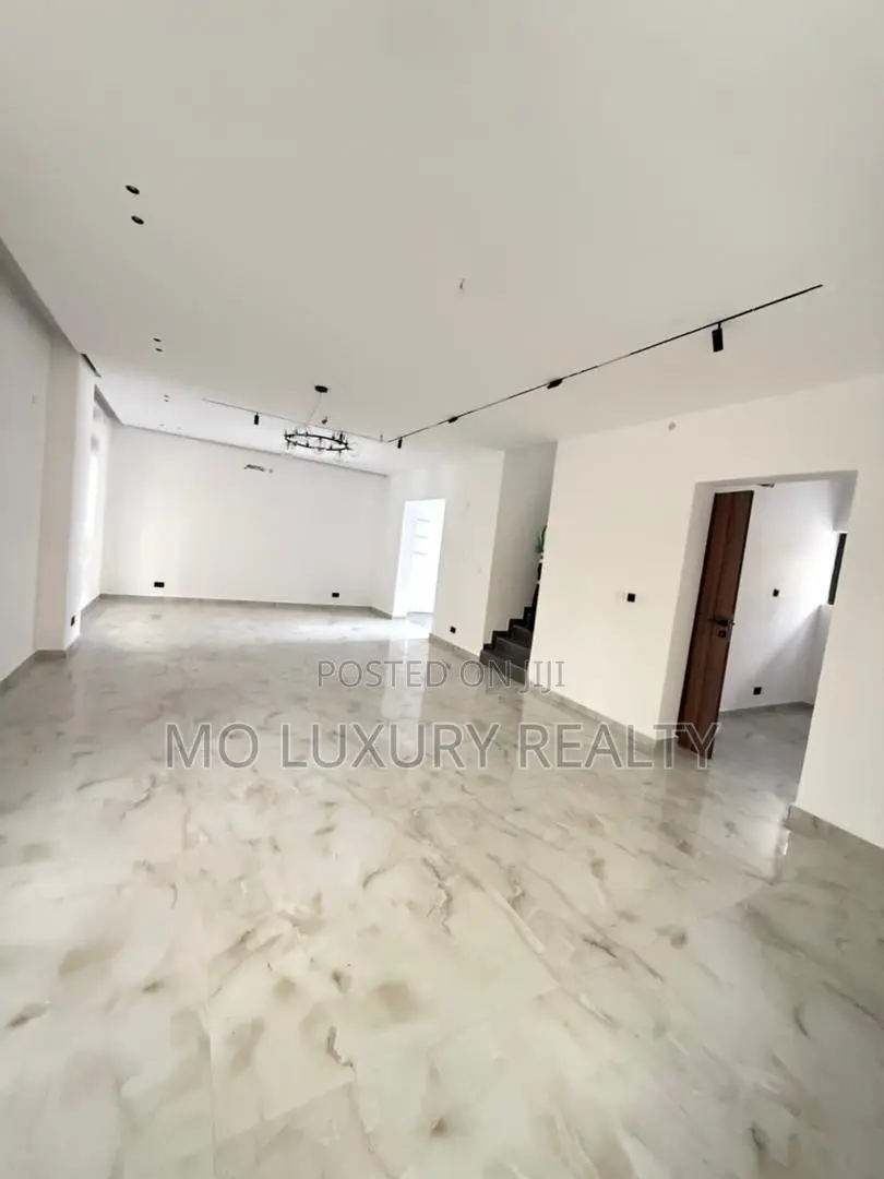 5bdrm Duplex in Lekki Phase 1 for sale in Lekki Phase 1