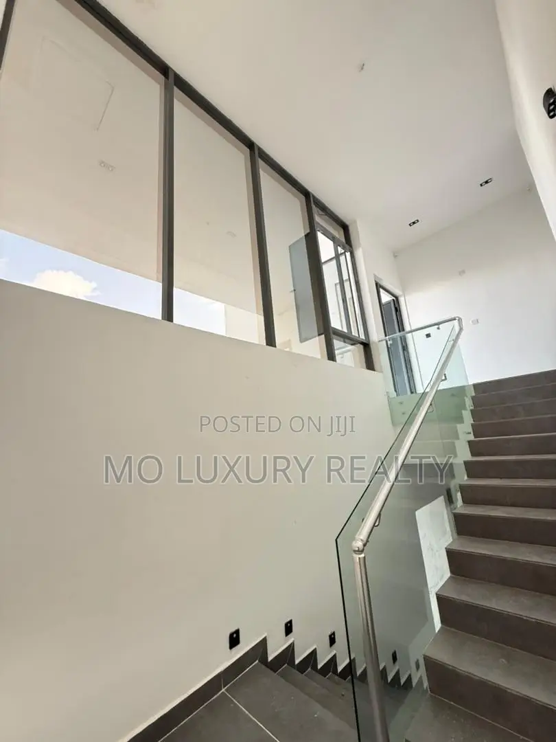 5bdrm Duplex in Lekki Phase 1 for sale in Lekki Phase 1