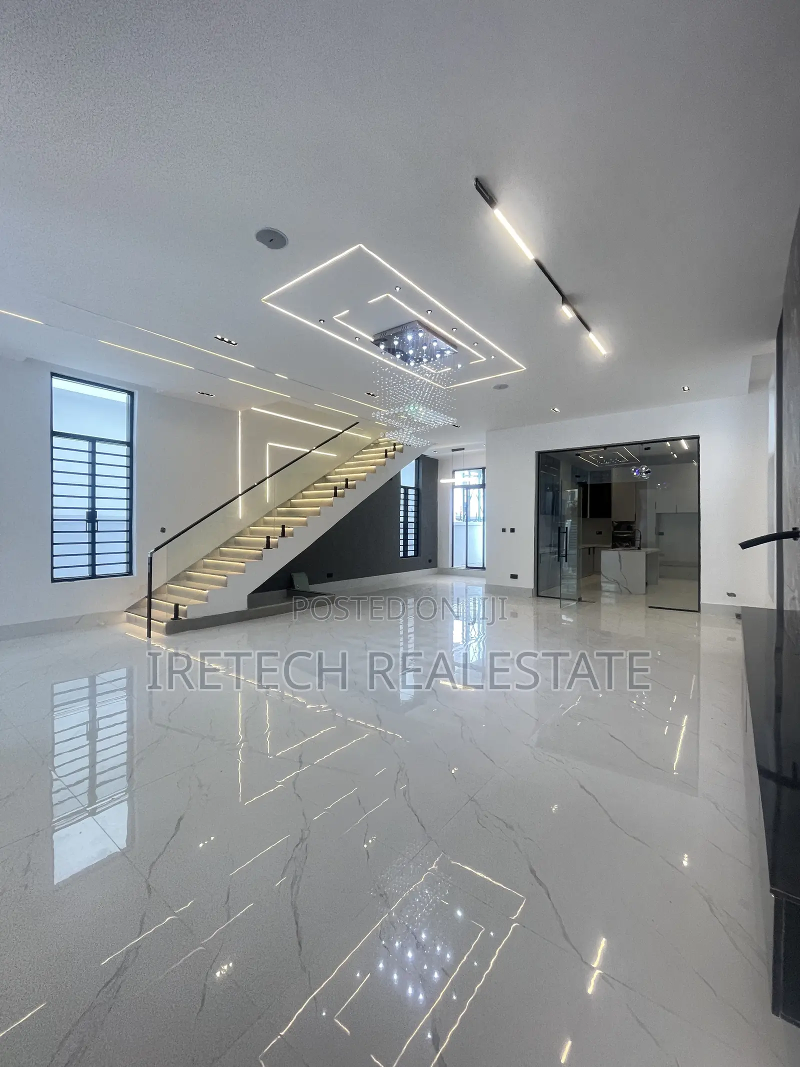 5bdrm Duplex in Chevron In A Gated for sale in Chevron