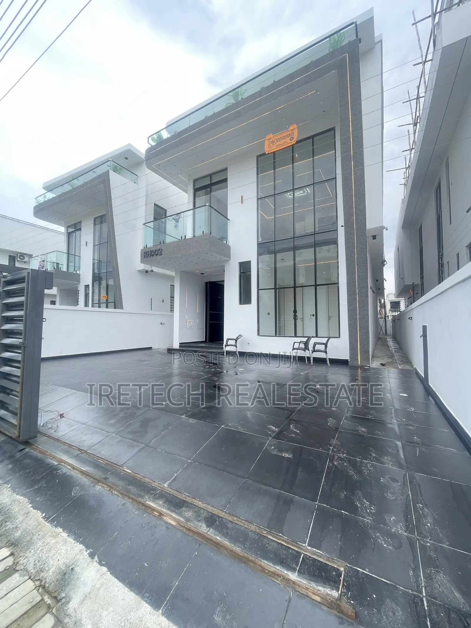 5bdrm Duplex in Chevron In A Gated for sale in Chevron