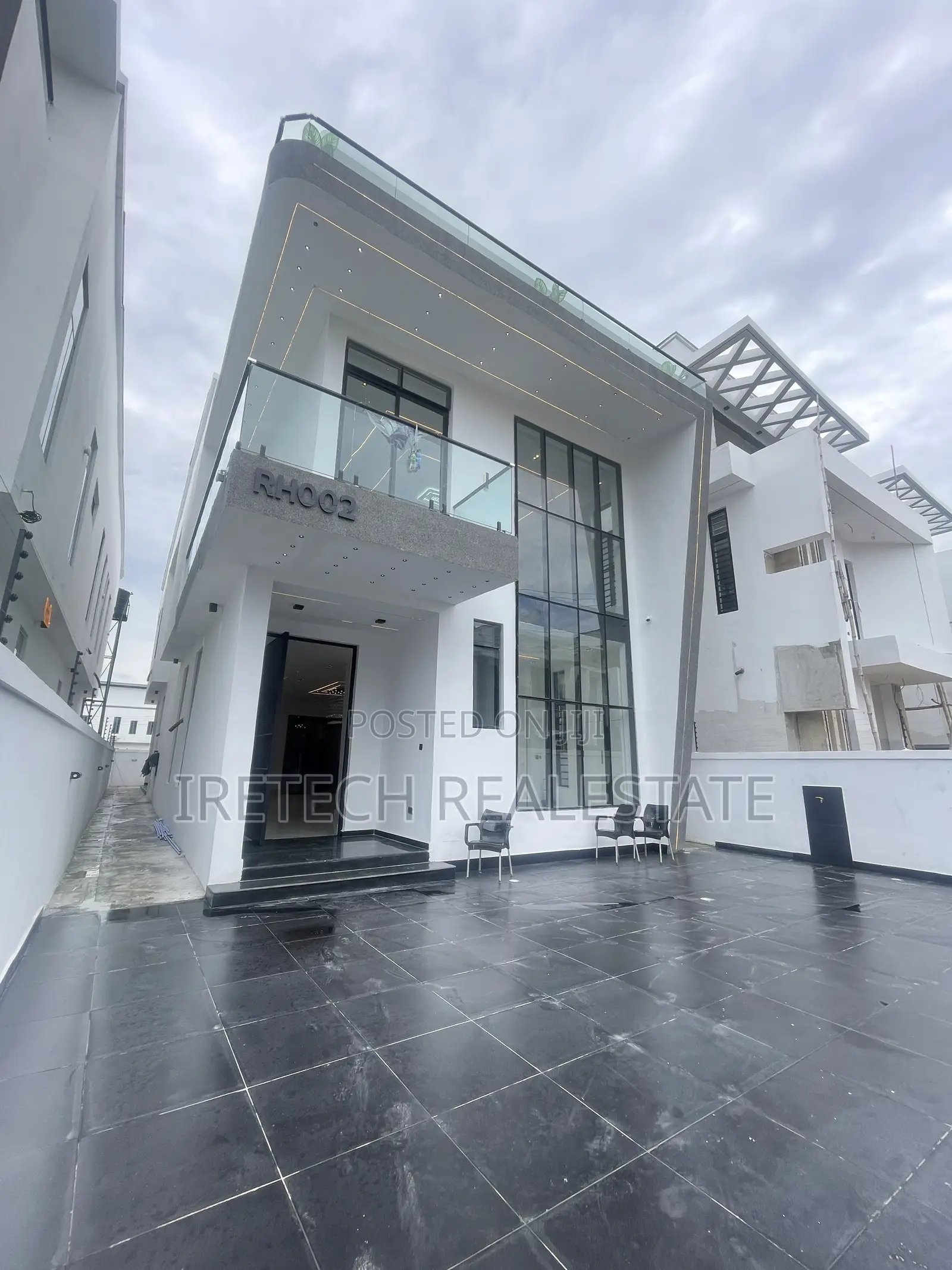 5bdrm Duplex in Chevron In A Gated for sale in Chevron