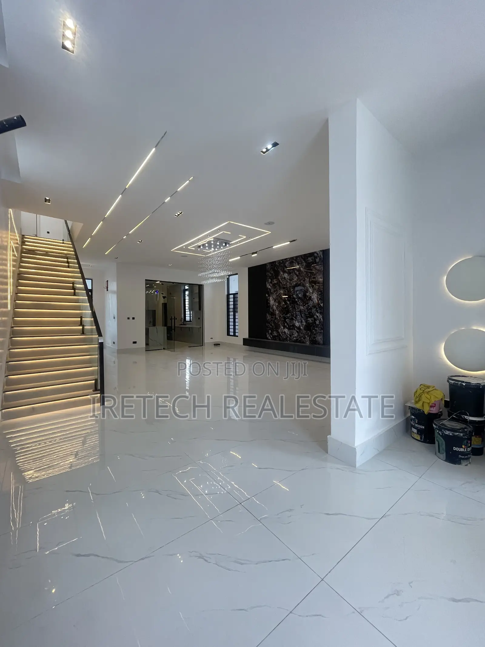 5bdrm Duplex in Chevron In A Gated for sale in Chevron
