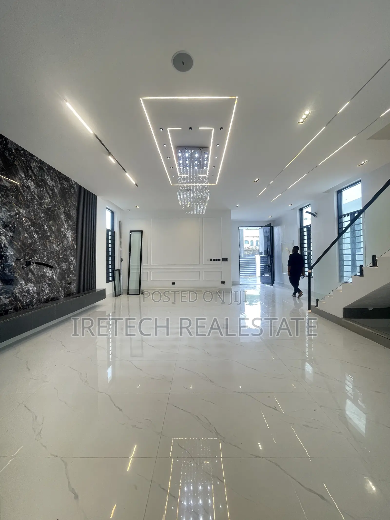 5bdrm Duplex in Chevron In A Gated for sale in Chevron