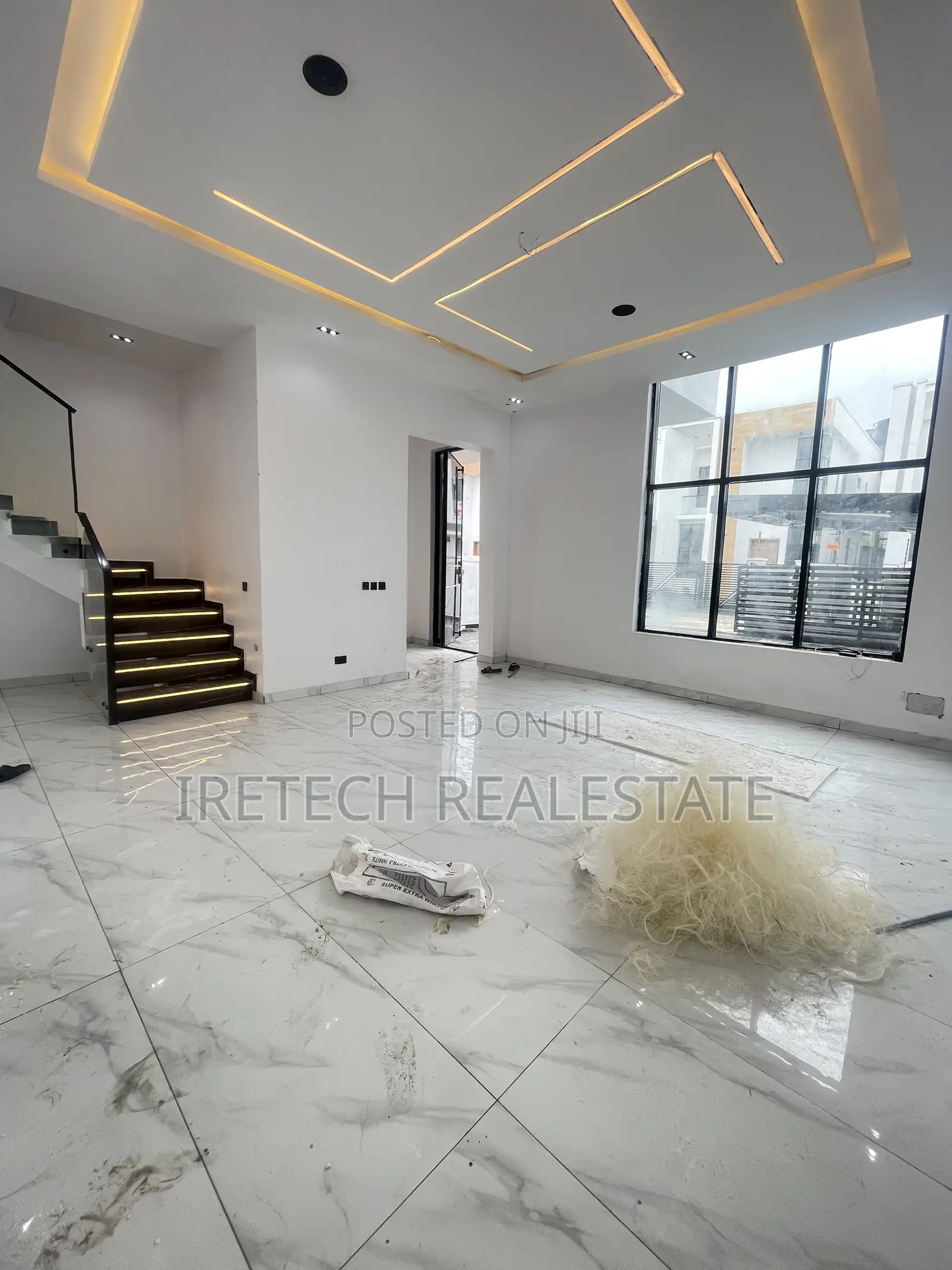 5bdrm Duplex in Chevron In A Gated for sale in Chevron