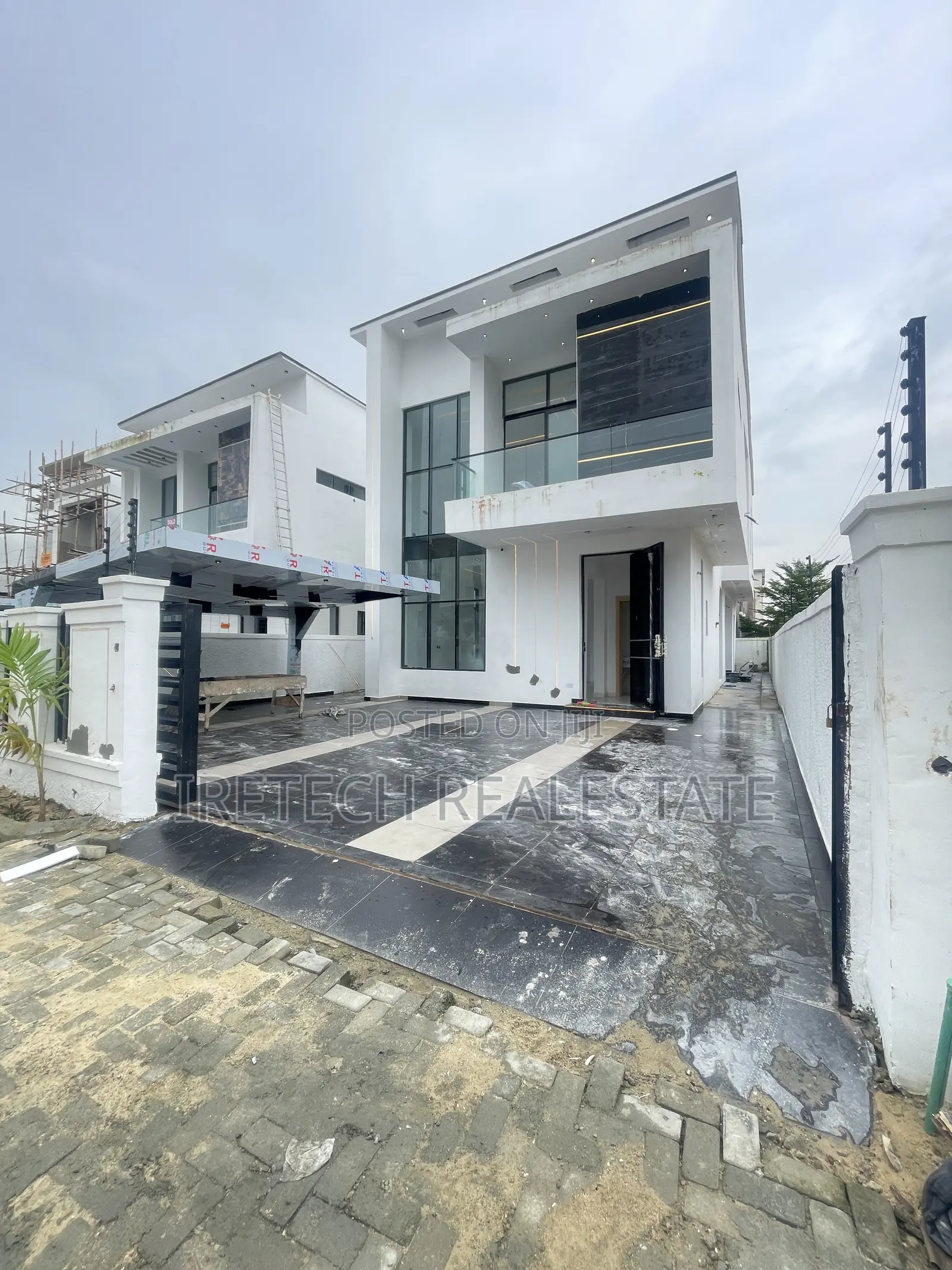 5bdrm Duplex in Chevron In A Gated for sale in Chevron