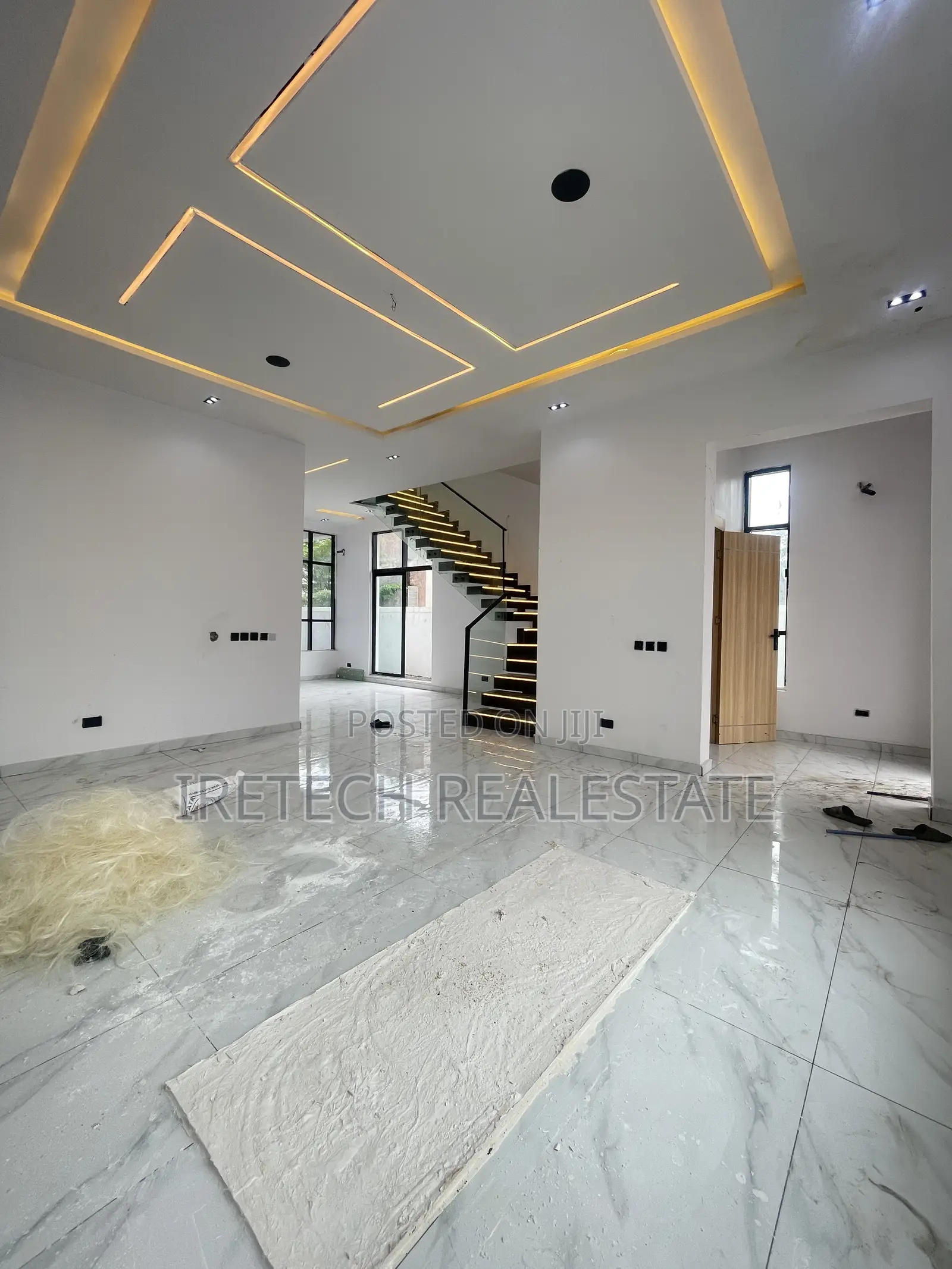 5bdrm Duplex in Chevron In A Gated for sale in Chevron
