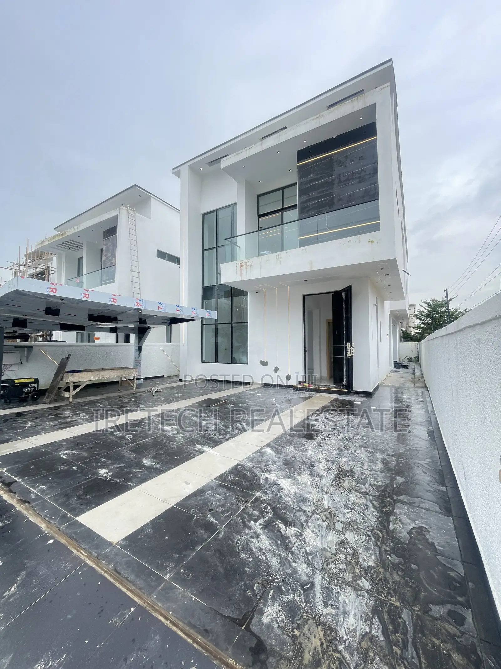 5bdrm Duplex in Chevron In A Gated for sale in Chevron
