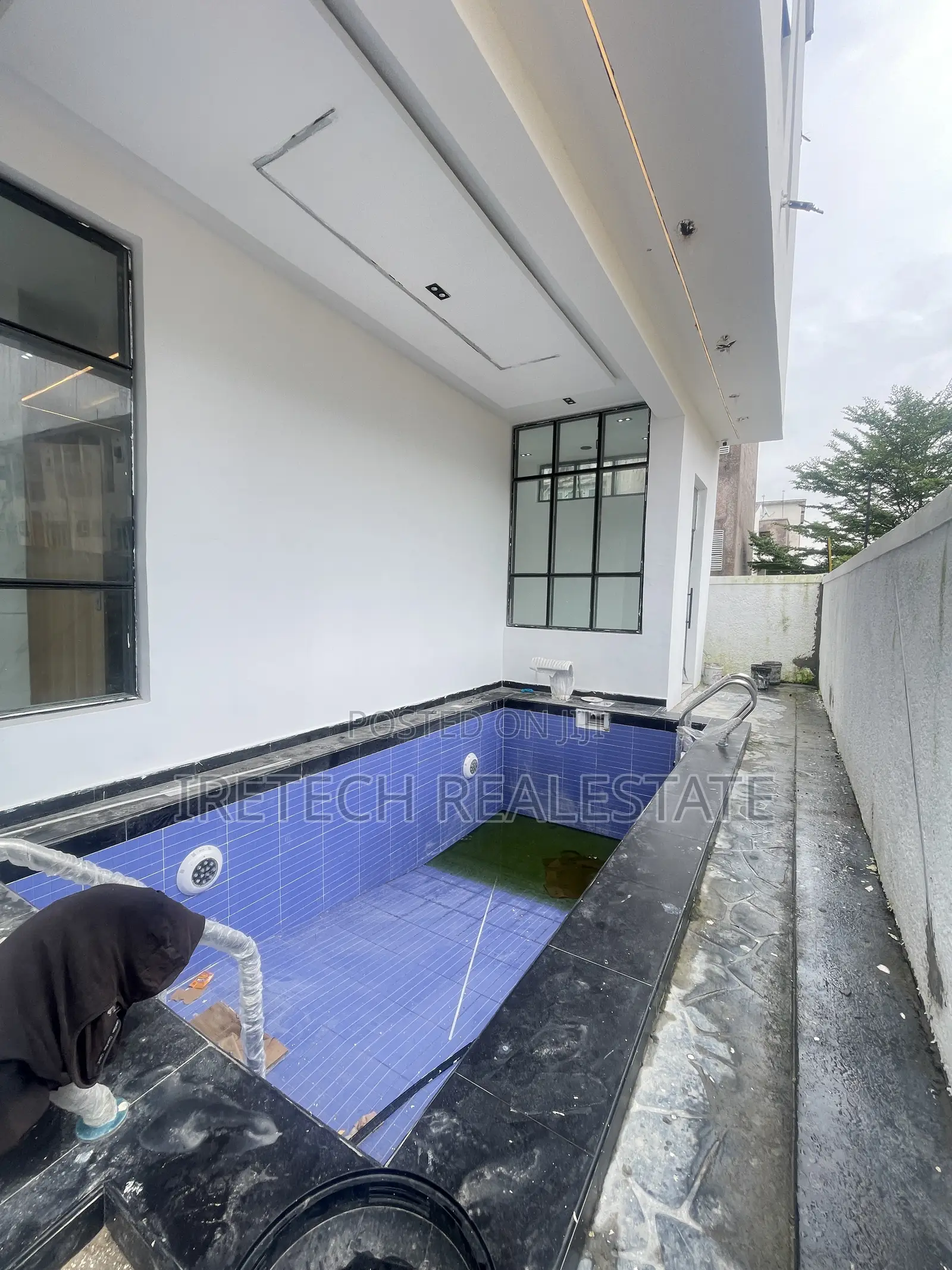 5bdrm Duplex in Chevron In A Gated for sale in Chevron