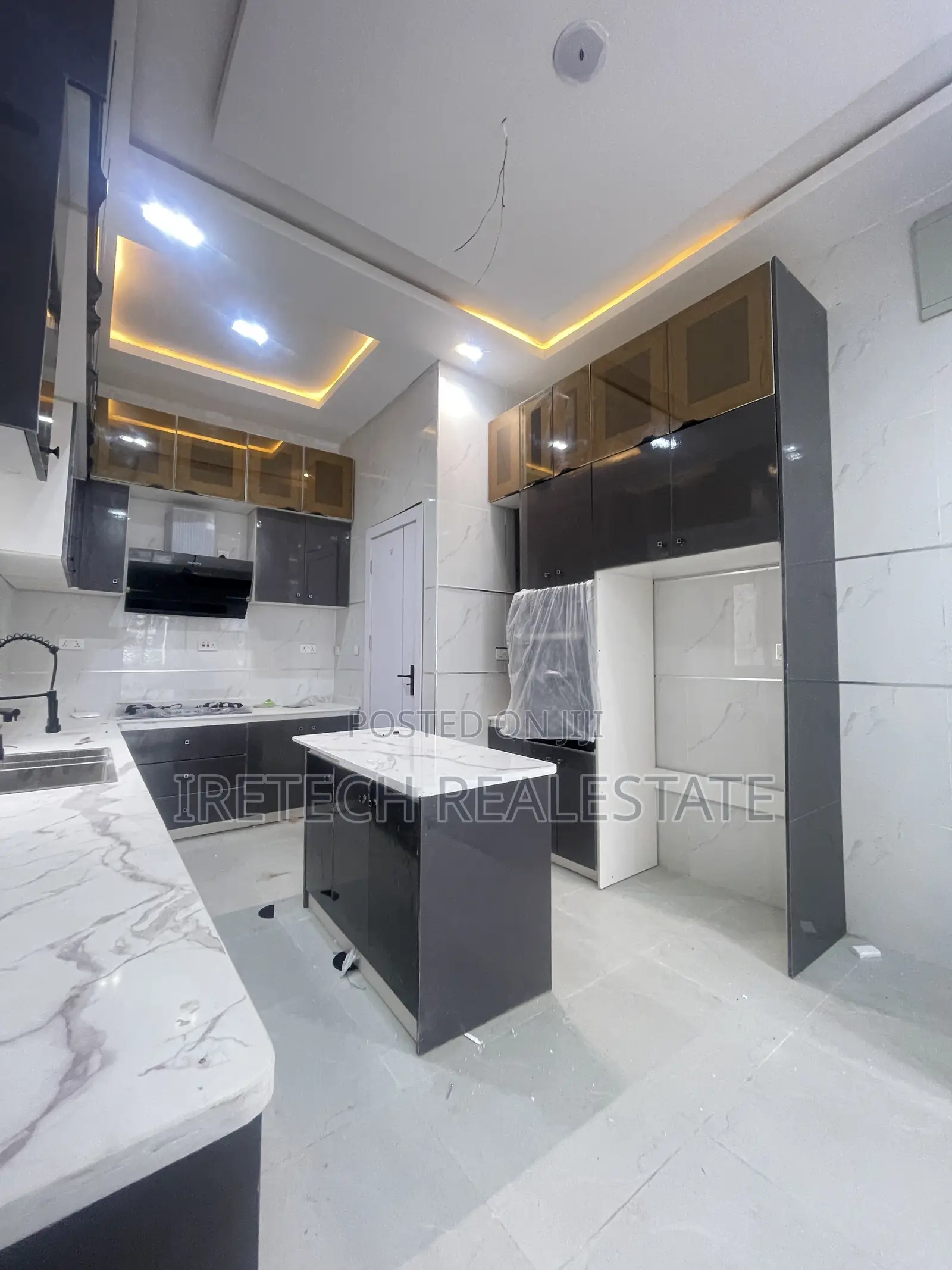 4bdrm Duplex in Chevron Well Secured for sale in Chevron
