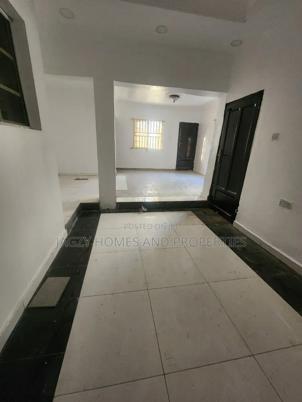 Perfect Shop Space Available for Rent in Lekki Phase 1 in Lekki Expressway