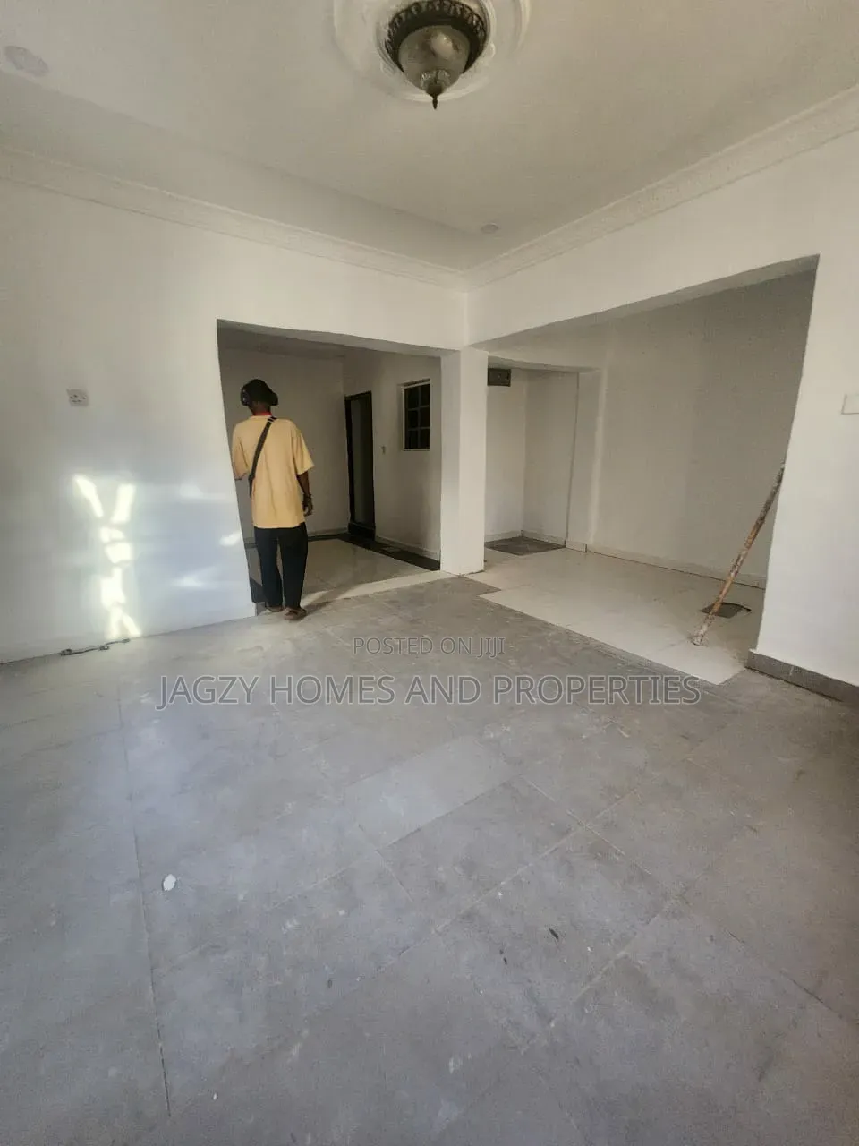 Perfect Shop Space Available for Rent in Lekki Phase 1 in Lekki Expressway
