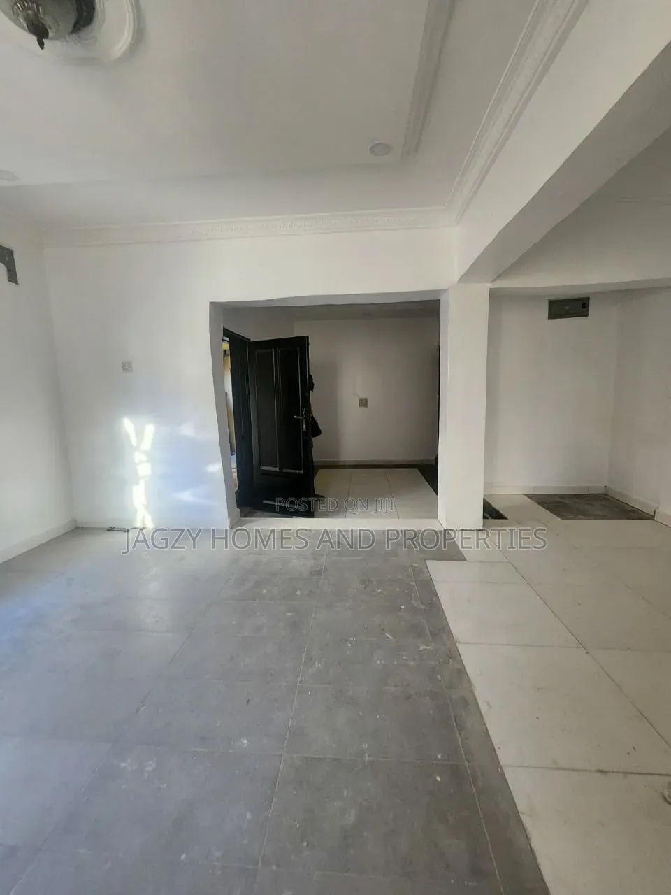 Perfect Shop Space Available for Rent in Lekki Phase 1 in Lekki Expressway