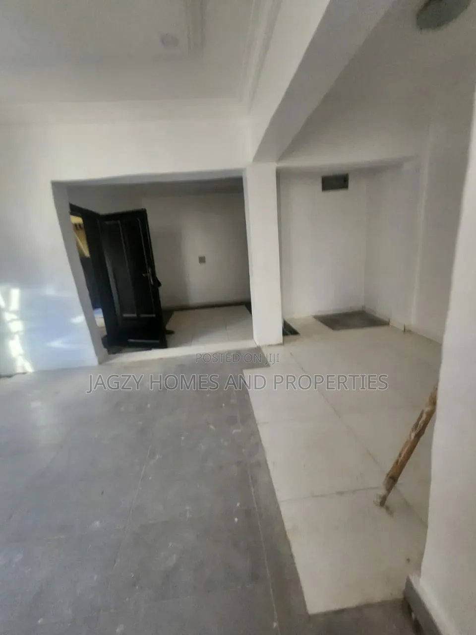 Perfect Shop Space Available for Rent in Lekki Phase 1 in Lekki Expressway