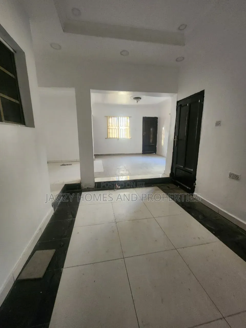 Perfect Shop Space Available for Rent in Lekki Phase 1 in Lekki Expressway