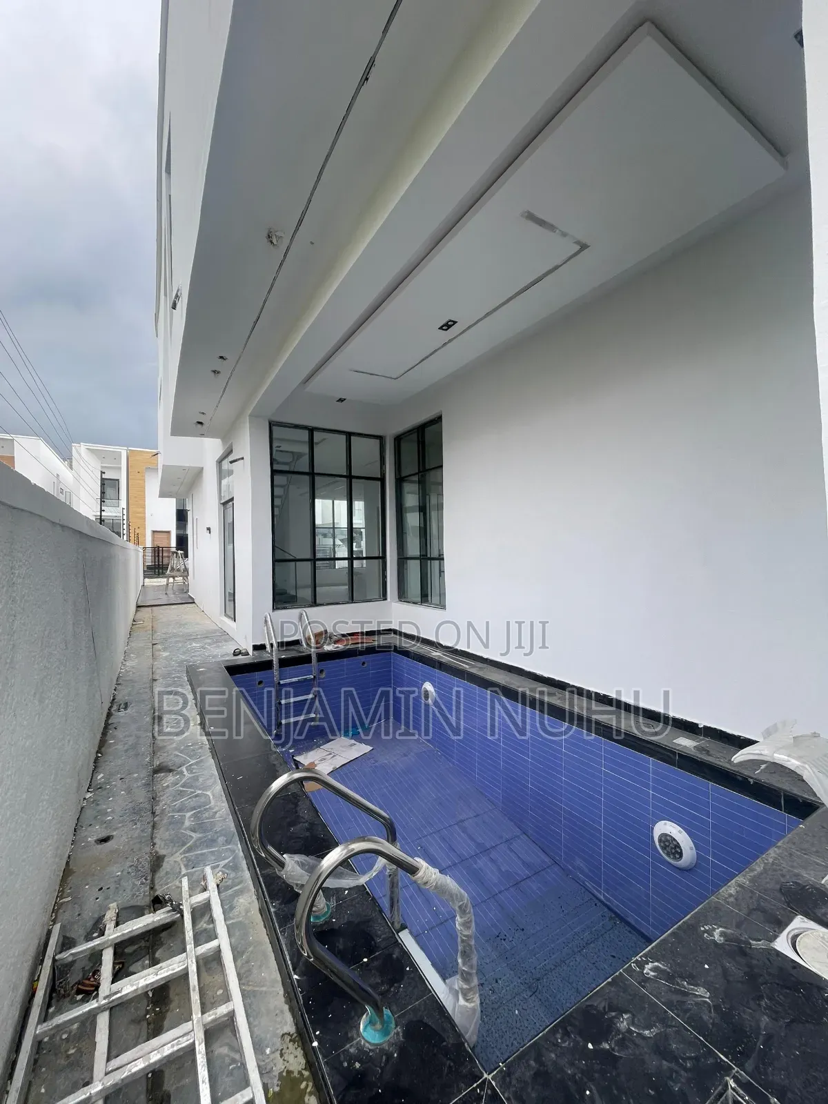 5bdrm Duplex in Chevron for sale in Chevron