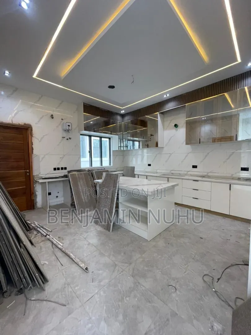 5bdrm Duplex in Chevron for sale in Chevron