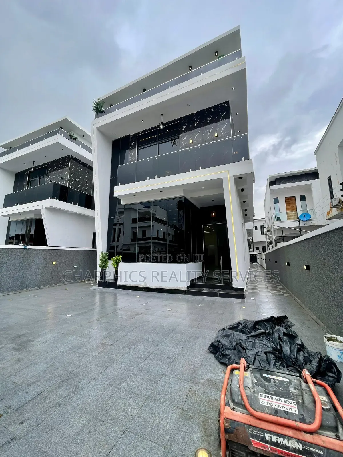 5bdrm Duplex in Lekki Phase 1 for sale in Lekki Phase 1