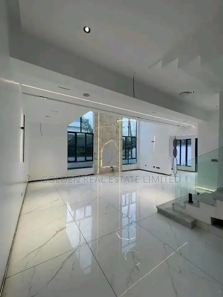 5bdrm Duplex in Agungi for sale in Agungi