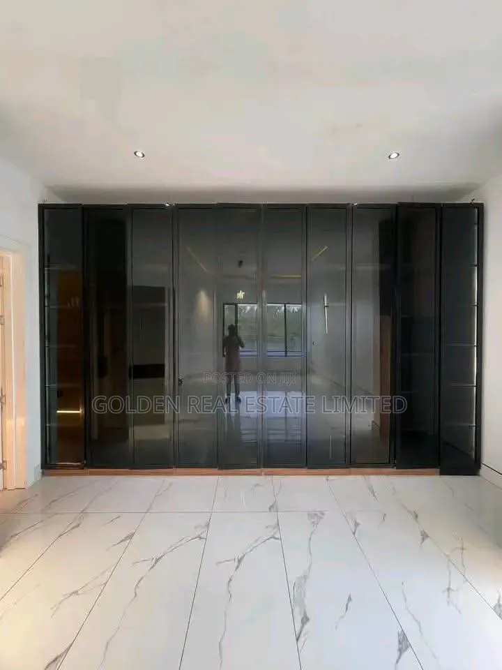 5bdrm Duplex in Agungi for sale in Agungi