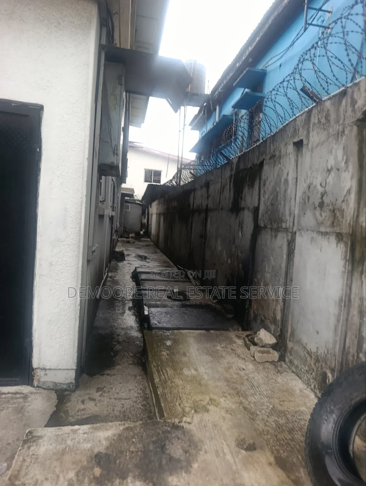 10bdrm Apartment in Awolowo Road, Falomo for sale in Falomo