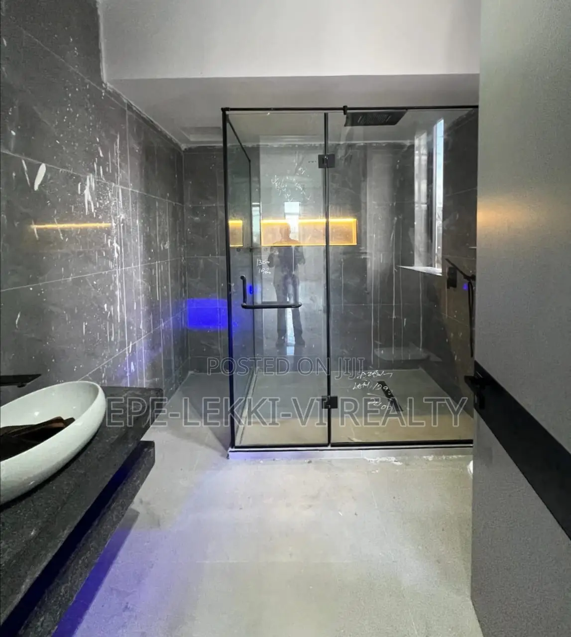 5bdrm Duplex in Lekki Phase 1 for sale in Lekki Phase 1
