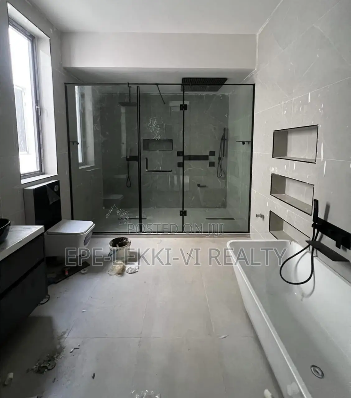 5bdrm Duplex in Lekki Phase 1 for sale in Lekki Phase 1