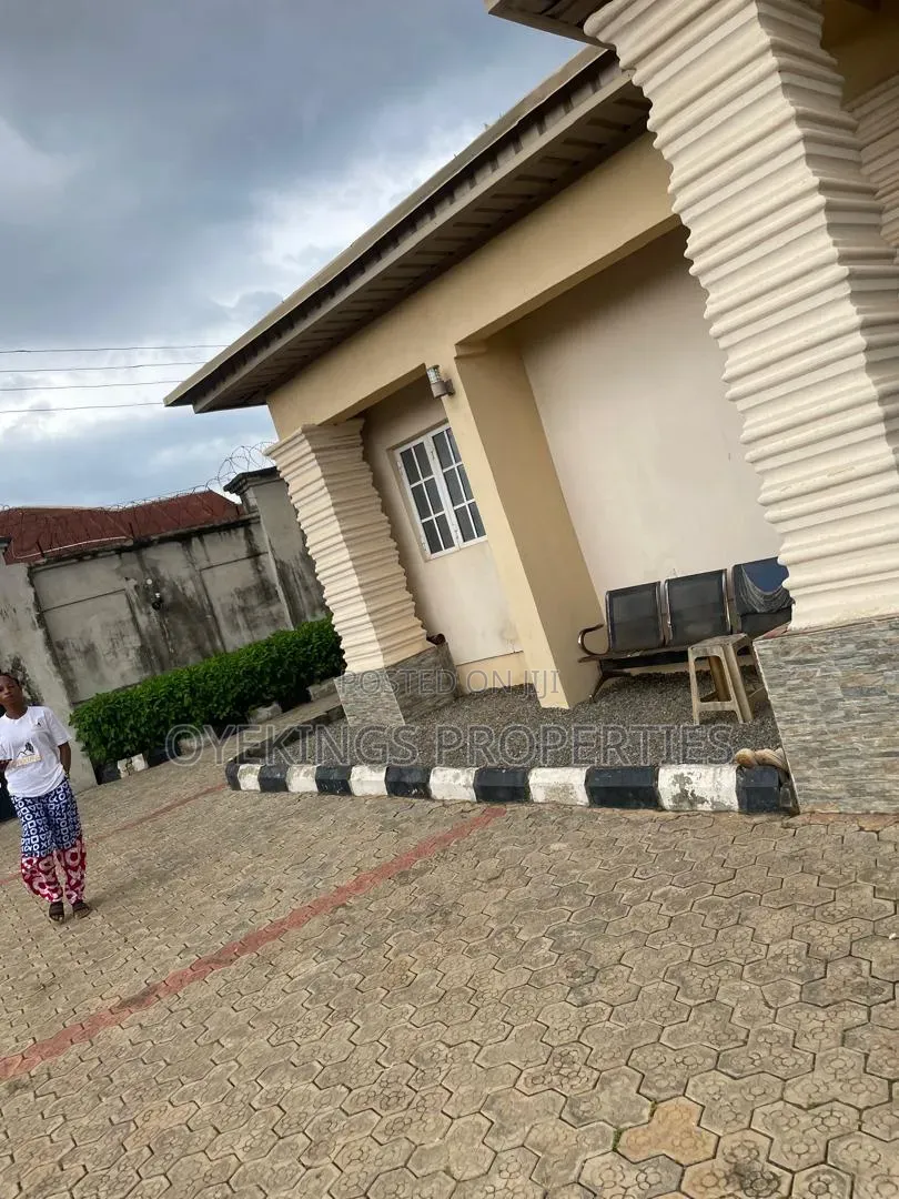 3bdrm Bungalow in Olusoji Junction, Oluyole for sale in Oluyole