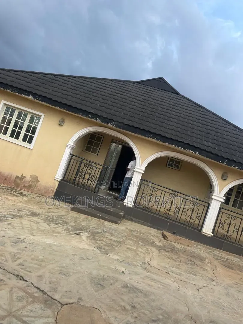 4bdrm Bungalow in Golden Palace, Oluyole for sale in Oluyole