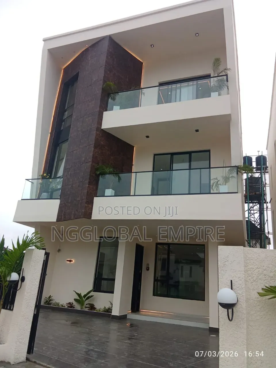 5bdrm Duplex in Orchid Road, Chevron for sale in Chevron