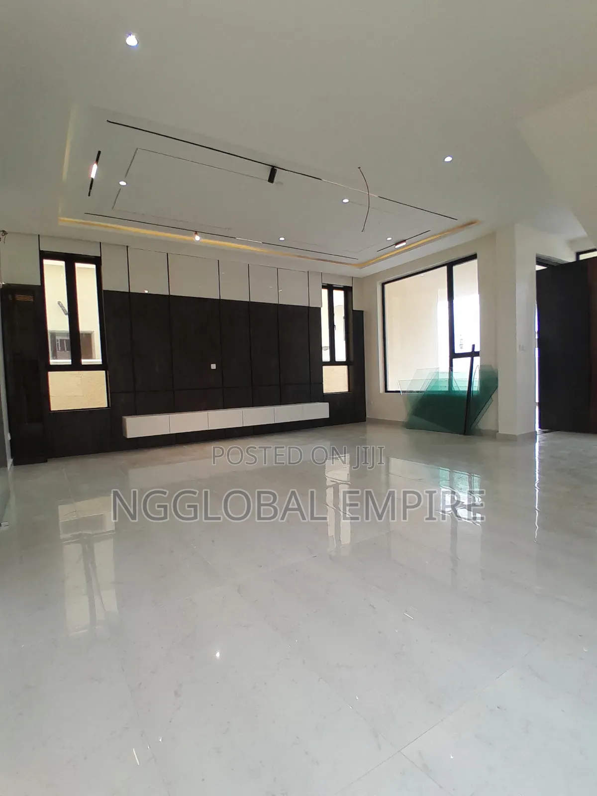 5bdrm Duplex in Orchid Road, Chevron for sale in Chevron